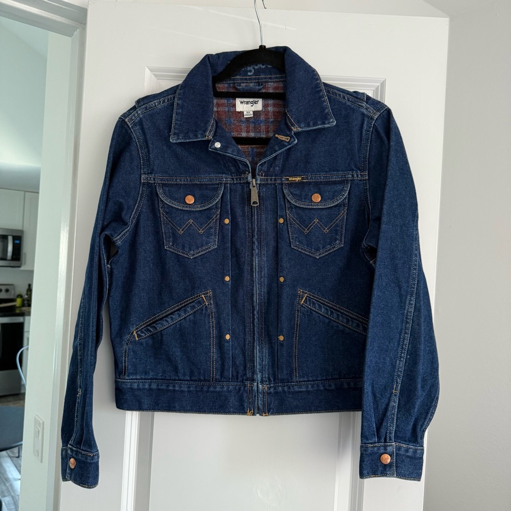 WRANGLER WOMEN'S FLANNEL LINED MEDIUM WASH PLEATED DENIM JACKET